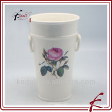Maceta de cerámica con diseño de rosa